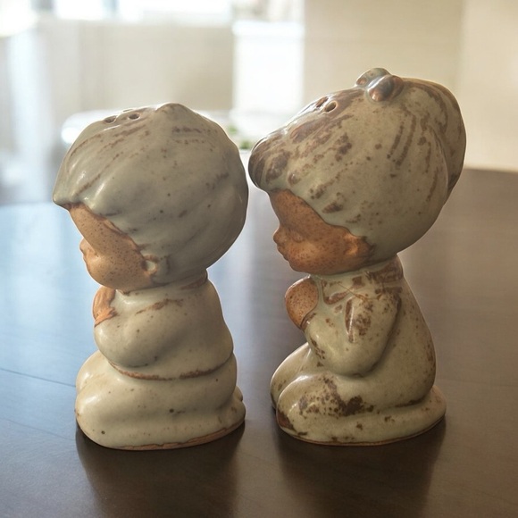 Vintage Praying Boy & Girl Salt and Pepper Shakers – Mid-Century Ceramic - Picture 3 of 8
